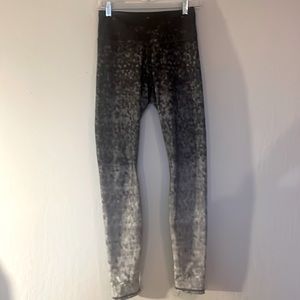Okiino black/gray/white workout leggings